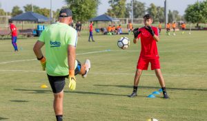 chico entrenando en el campus para porteros de fútbol del FC Barcelona USA