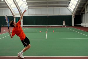 summer camps in ireland niño jugando al tenis