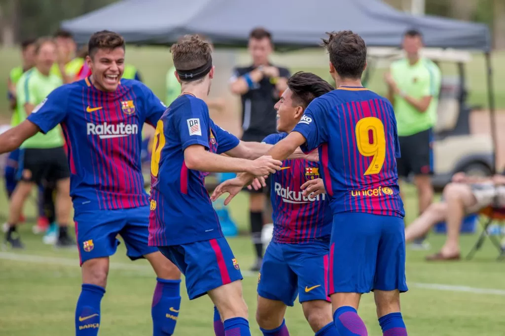 Equipo de la academia de fútbol del FCB en Arizona celebrando un gol ...