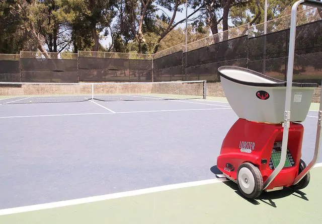 automatic tennis ball thrower