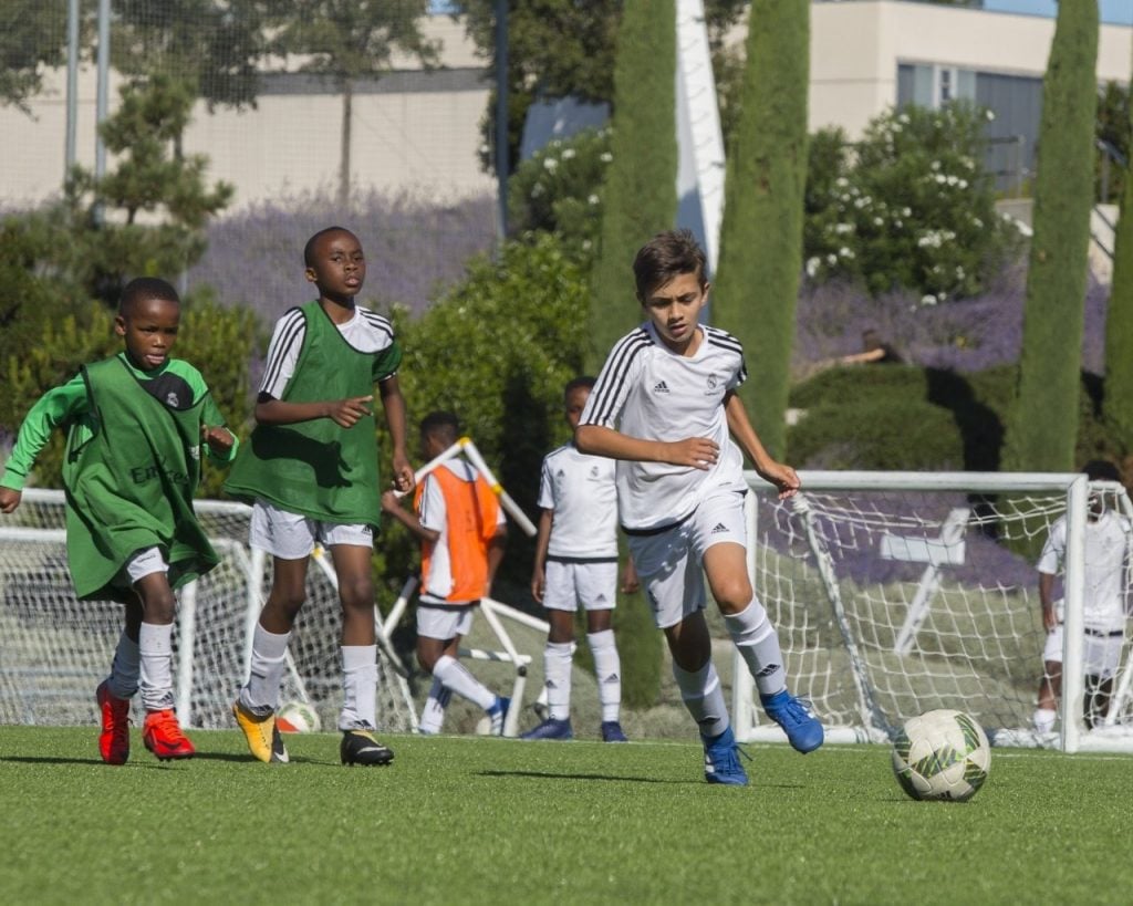 i bambini calciatori corrono sull'erba