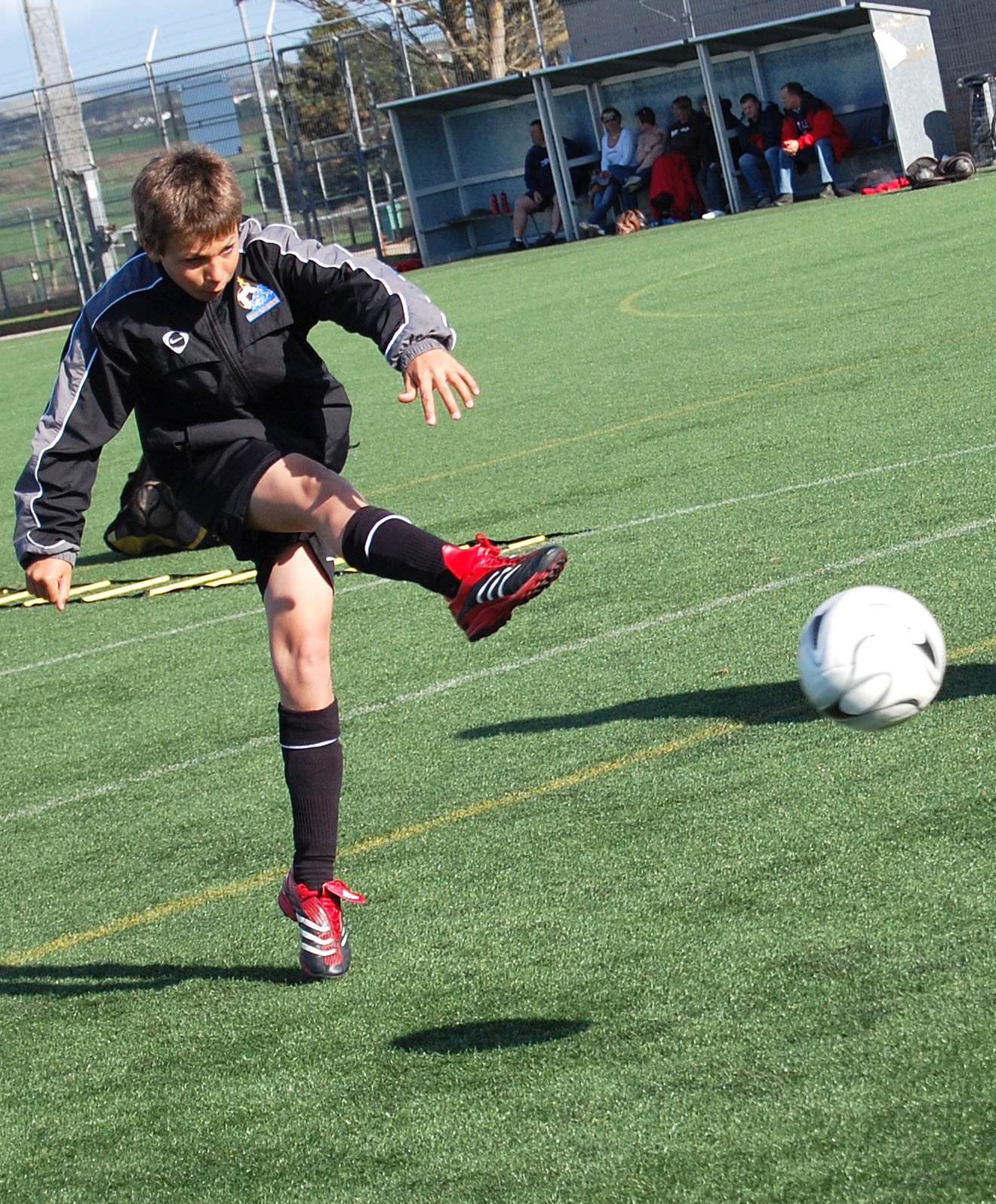 Mediocentro chutando en Campamento Arsenal