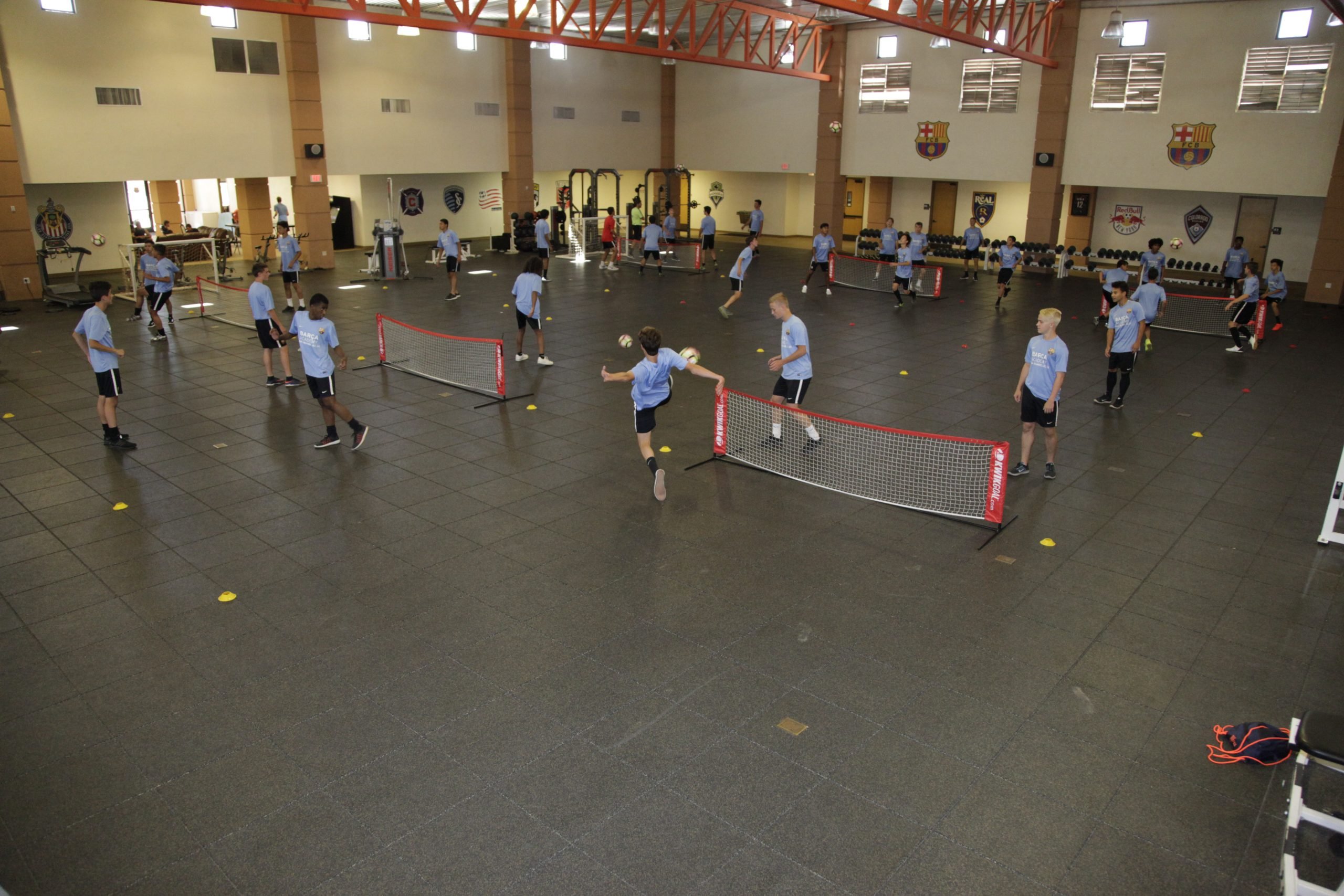 Entrenamiento en pabellón de deporte en Barça Academy en USA