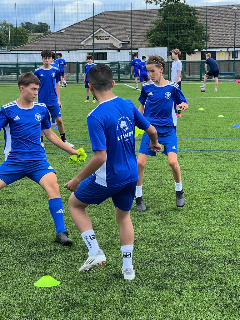 Campamento de fútbol de alto rendimiento en Reino Unido Por ERTHEO