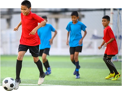 bambini che giocano a calcio