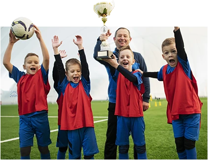 ragazzi che festeggiano la vittoria del trofeo