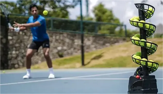 Usar una máquina lanzapelotas de tenis