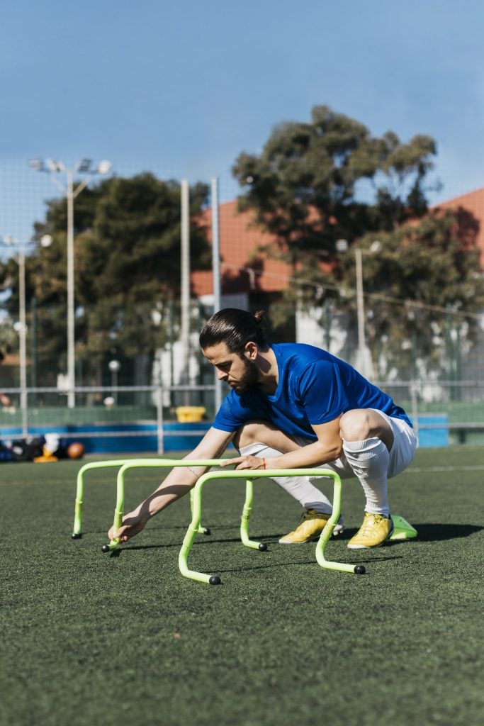 Entrenamiento pliométrico en fútbol con salto de obstáculos