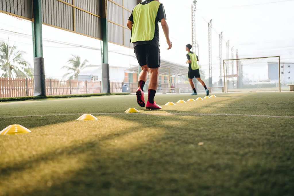 Pliometría de baja intensidad con obstáculos en el fútbol